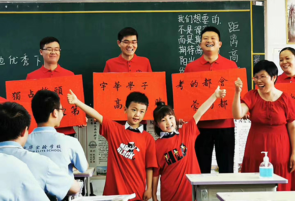 13.高考前，校領(lǐng)導(dǎo)在班級(jí)里給考生加油鼓勁.jpg